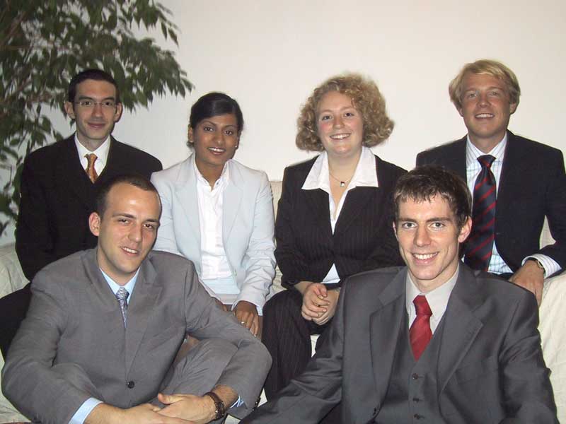 Hintere Reihe (von links nach rechts): Sebastien Seele, Viola Elisabeth Mattathil, Mareike Schmidt und Jonas Pape. Vordere Reihe (von links nach rechts): Martin Dobia und Tobias Jacob Hoernle