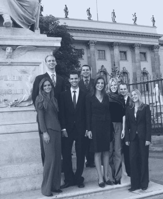 Hintere Reihe (von links nach rechts): Joseph Schwartz, Lukas Piechula, Carsten König. Vordere Reihe (von links nach rechts): Merle Hagemann, Amadeus Forgó, Shou Aziz, dr. Zsuzsa Kovacs, Katharina Borchert.